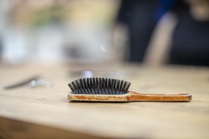 čištění kartáče na vlasy