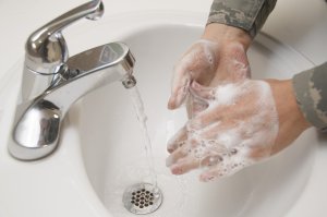 Jak prawidłowo umyć ręce i je dezynfekować